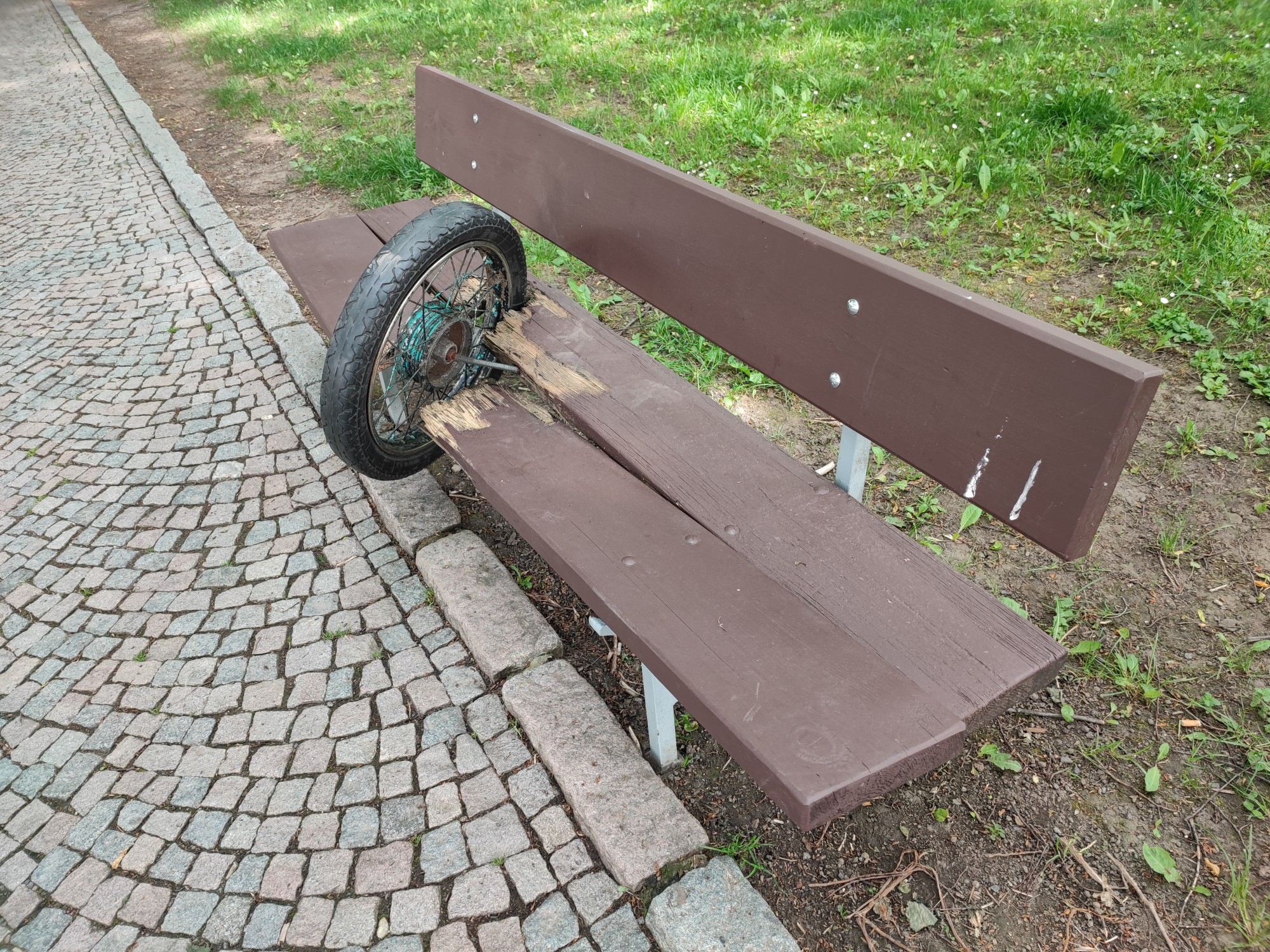 Tire and bench