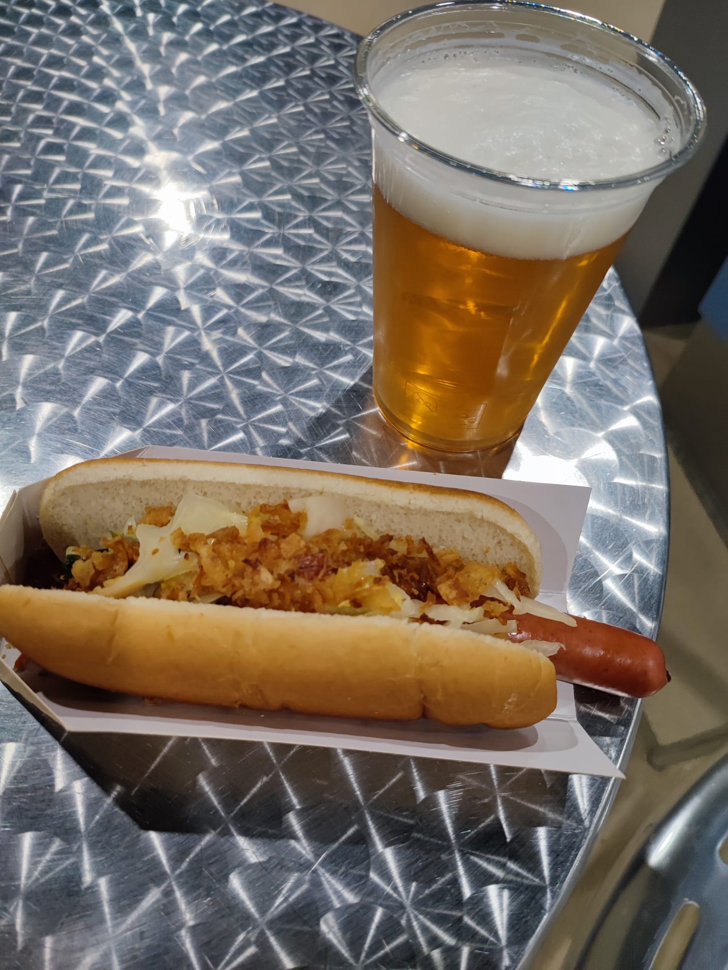 Hotdog and beer, 8€